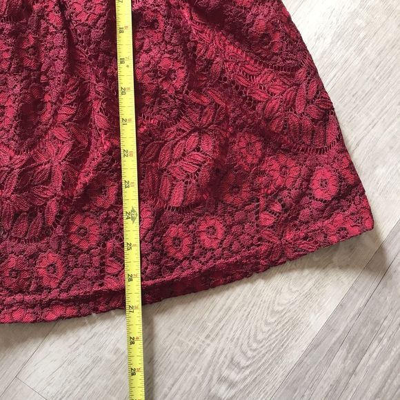 Suzanne Betro Red Lace Overlay Peplum Blouse Long Bell Sleeve Keyhole Back Med - Picture 9 of 9